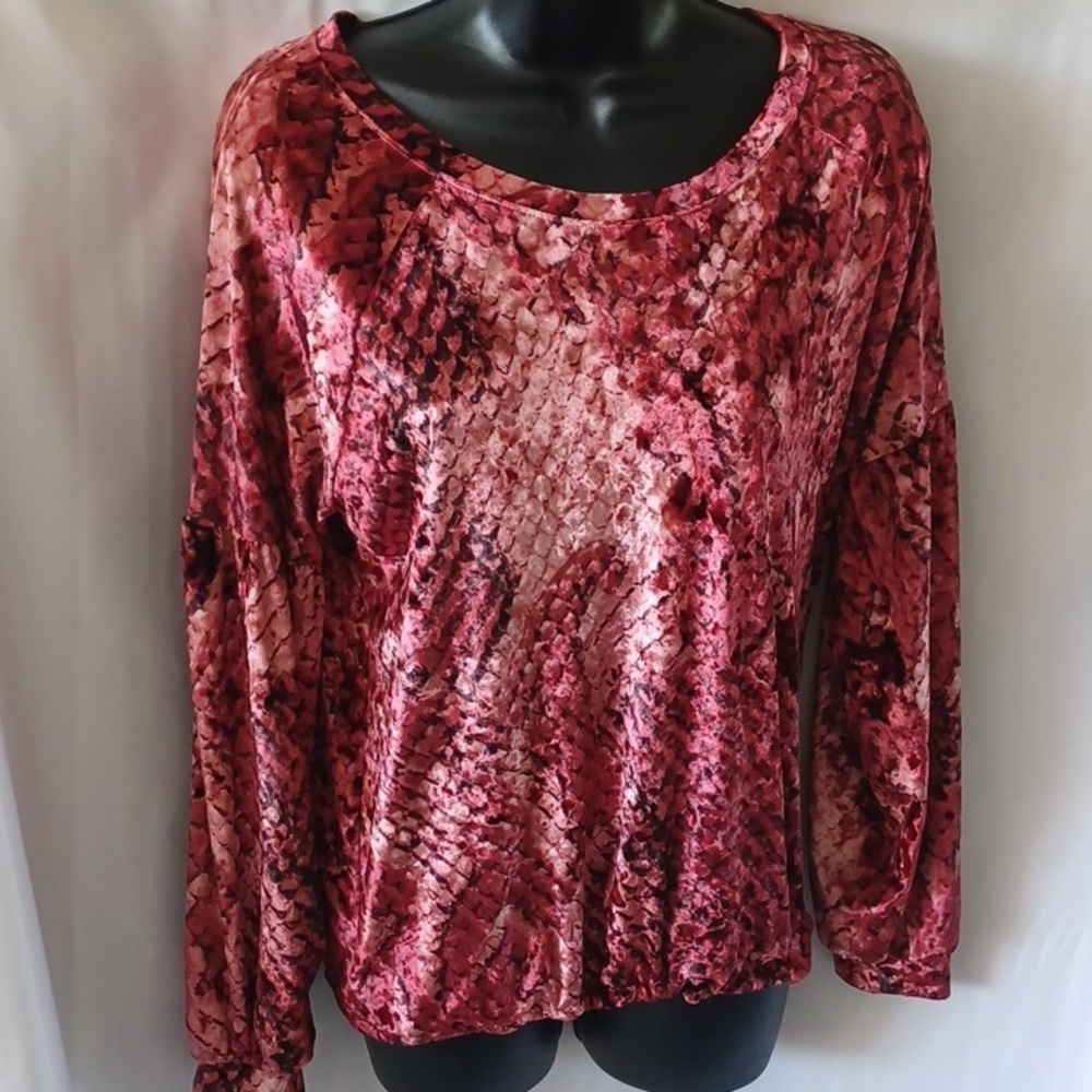 Project RUNWAY Red Snake Print Blouse. M, stretchy, elastic waist band